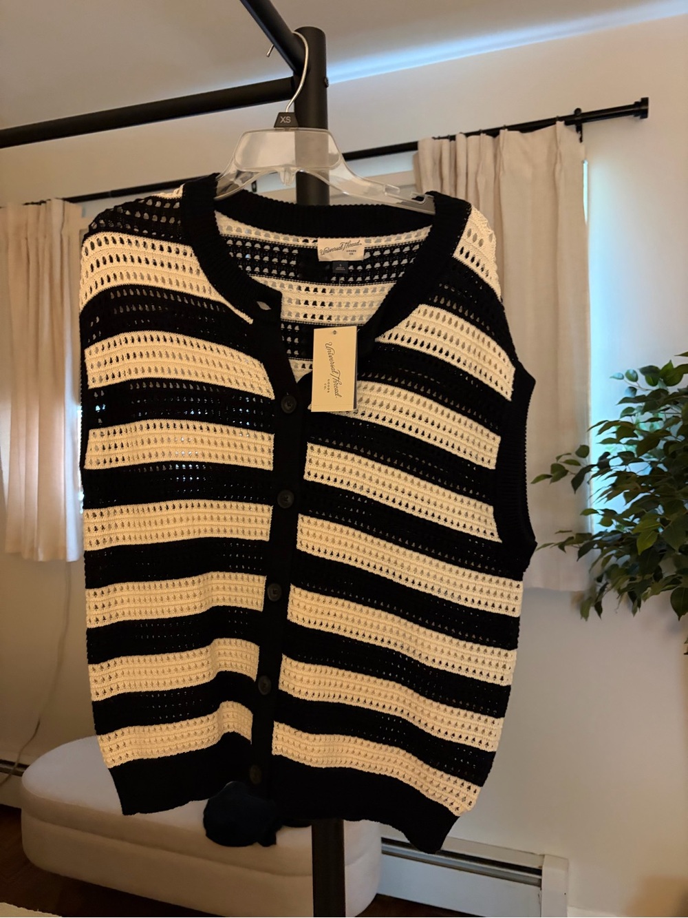 Universal Thread Black & Cream Striped Sleeveless Knit Cardigan